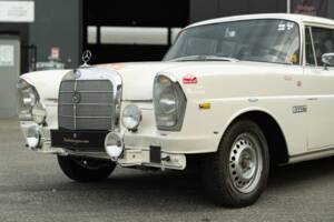 Image 11/50 of Mercedes-Benz 220 S b (1967)