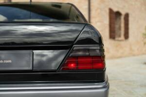 Immagine 13/48 di Mercedes-Benz 200 CE (1990)