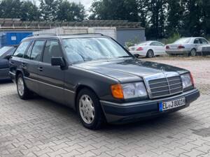 Image 5/29 of Mercedes-Benz 300 TE (1989)