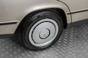 Image 33/50 of Mercedes-Benz 190 D (1986)