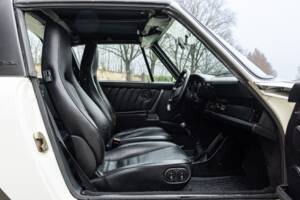 Afbeelding 30/45 van Porsche 911 Carrera 3.2 (WTL) (1988)
