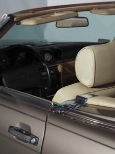 Image 17/50 of Mercedes-Benz 560 SL (1988)