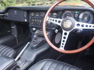 Image 8/18 de Jaguar E-Type (1968)