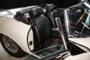 Image 23/53 de Jaguar E-Type (1970)