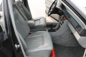 Immagine 4/13 di Mercedes-Benz 230 E (1986)