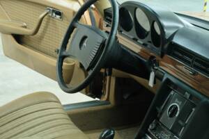 Image 47/50 de Mercedes-Benz 350 SE (1973)