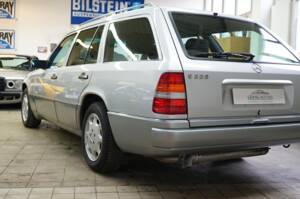 Image 7/36 de Mercedes-Benz E 220 T (1993)