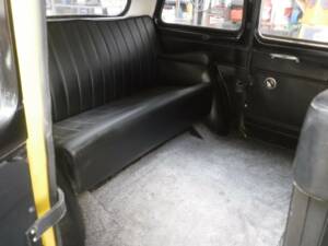 Image 21/40 of Austin FX 4 London Taxi (1970)