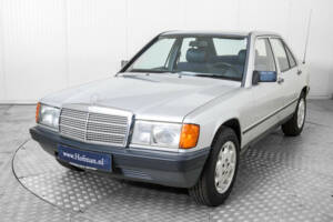 Image 17/50 of Mercedes-Benz 190 E (1986)