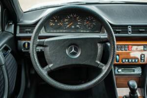Imagen 29/72 de Mercedes-Benz 250 TD (1991)
