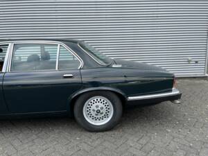 Image 7/8 of Jaguar XJ 12 (1991)
