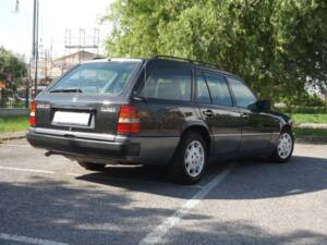 Image 7/50 of Mercedes-Benz 250 TD Turbo (1992)