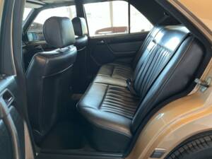 Bild 6/22 von Mercedes-Benz 300 E 4-Matic (1988)