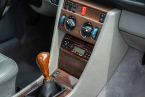 Image 30/66 of Mercedes-Benz 200 TE (1989)