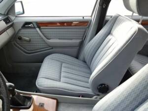 Bild 14/24 von Mercedes-Benz 230 E (1990)
