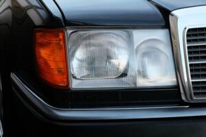 Image 36/63 of Mercedes-Benz 300 CE (1991)