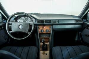 Bild 7/50 von Mercedes-Benz 230 E (1985)