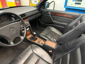 Bild 10/18 von Mercedes-Benz E 200 (1994)