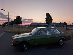 Bild 9/13 von Mercedes-Benz 200 (1980)