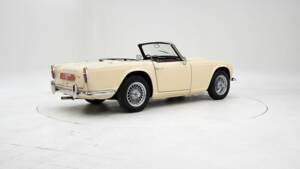 Image 2/15 of Triumph TR 4 (1965)