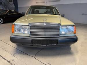 Afbeelding 5/33 van Mercedes-Benz 230 E (1985)