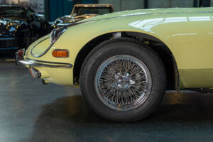 Image 8/28 of Jaguar E-Type V12 (1974)