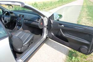 Image 32/46 of Mercedes-Benz CLK 200 (1999)