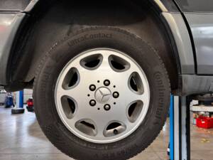 Bild 16/54 von Mercedes-Benz 300 TD Turbo (1993)