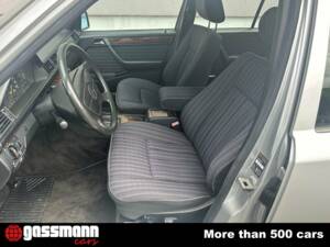 Image 9/15 of Mercedes-Benz 300 TD (1992)