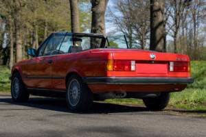 Image 5/8 of BMW 320i (1990)