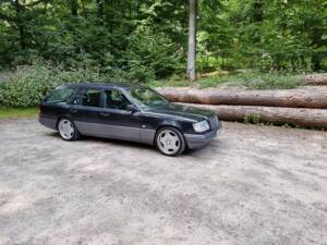 Bild 12/20 von Mercedes-Benz E 320 T (1995)