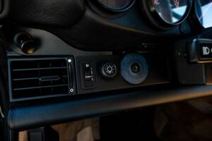 Image 23/35 of Porsche 911 Carrera 2 (1990)