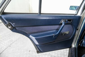 Image 33/50 of Mercedes-Benz 190 E (1986)