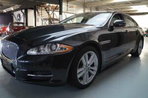 Image 26/32 of Jaguar XJ 5.0 (2011)