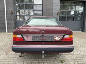 Bild 8/8 von Mercedes-Benz 300 E (1990)