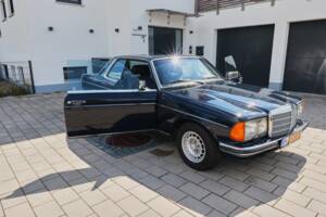 Bild 53/99 von Mercedes-Benz 230 CE (1983)