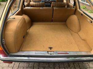 Image 10/33 of Mercedes-Benz 230 TE (1984)
