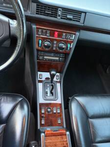 Image 13/24 of Mercedes-Benz E 320 T (1996)