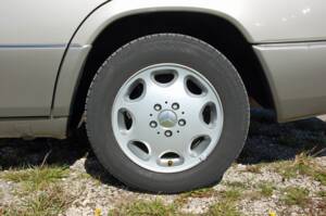 Image 23/34 of Mercedes-Benz 230 E (1992)