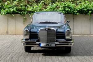 Image 3/76 de Mercedes-Benz 220 S b (1963)