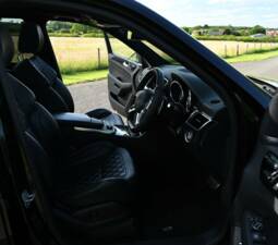 Image 24/49 of Mercedes-Benz ML 63 AMG (2013)