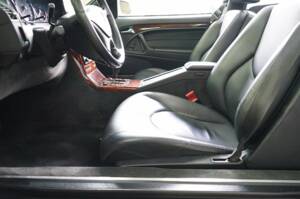 Image 25/33 of Mercedes-Benz SL 500 (2001)
