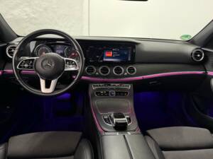 Image 12/32 of Mercedes-Benz E 200 d (2020)