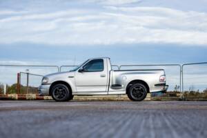 Image 20/50 of Ford F-150 SVT Lightning (2002)