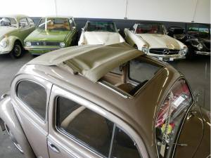 Image 16/27 of Volkswagen Beetle 1200 Standard &quot;Oval&quot; (1955)