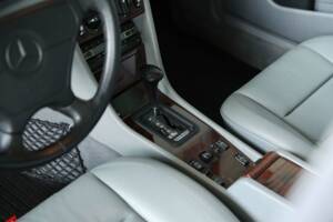 Bild 46/50 von Mercedes-Benz 500 E (1993)