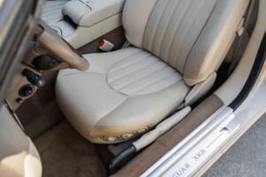 Image 62/91 de Jaguar XK8 4.0 (2000)
