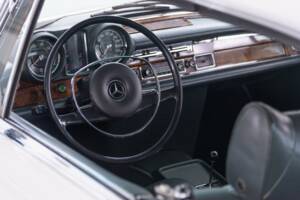 Image 24/38 of Mercedes-Benz 280 SE 3,5 (1970)