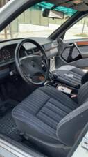 Immagine 14/33 di Mercedes-Benz 230 E (1992)