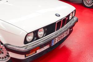 Image 3/38 of BMW 325i (1986)